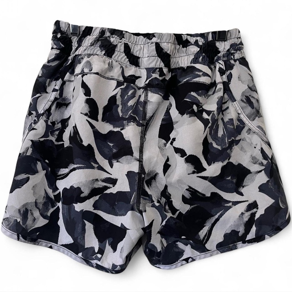 Women’s Small Avia 2 in 1 Black Gray White Floral Camo Athletic Running Shorts - Picture 2 of 9